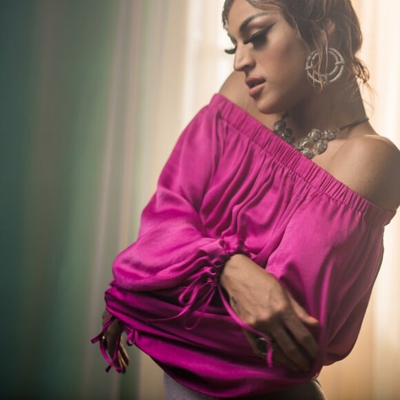 Pabllo Vittar mostrou sensualidade em seu novo clipe
