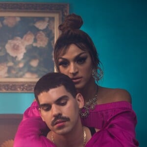 Pabllo Vittar e Mateus Carrilho protagonizaram cenas quentes no clipe 'Corpo Sensual'