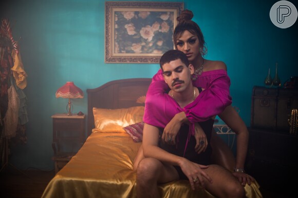 Pabllo Vittar e Mateus Carrilho protagonizaram cenas quentes no clipe 'Corpo Sensual'