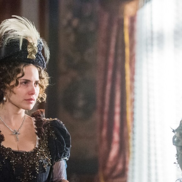 Leopoldina (Letícia Colin) ajuda a socorrer Domitila (Agatha Moreira), baleada por Dom Pedro (Caio Castro), no capítulo que vai ao ar quinta-feira, dia 21 de setembro de 2017, na novela 'Novo Mundo'