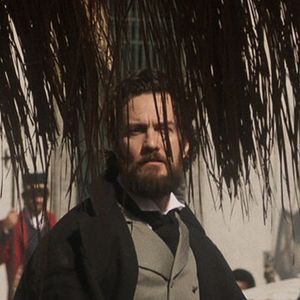 Thomas (Gabriel Braga Nunes) deixa a igreja onde recebeu os cuidados de um padre e corre para chegar o quanto antes à cidade, no capítulo que vai ao ar sexta-feira, dia 22 de setembro de 2017, na novela 'Novo Mundo'