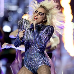 Lady Gaga foi diagnosticada com dores crônicas após machucar o quadril na última turnê, 'Art Pop'