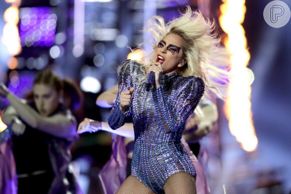 Lady Gaga foi diagnosticada com dores crônicas após machucar o quadril na última turnê, 'Art Pop'