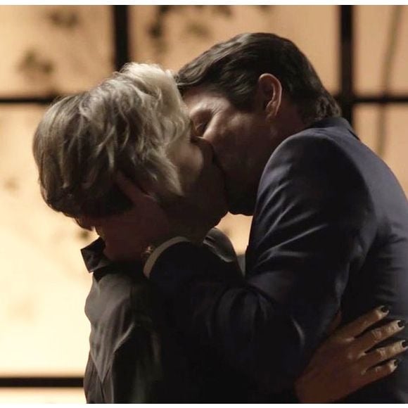 Sabine (Irene Ravache) e Malagueta (Marcelo Serrado) têm um affair, na novela 'Pega Pega'