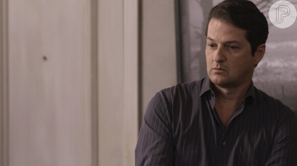 Malagueta (Marcelo Serrado) decide guardar as provas do assassinato, na novela 'Pega Pega'