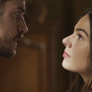 Ritinha (Isis Valverde) pergunta se Zeca (Marco Pigossi) sabe se Jeiza (Paolla Oliveira) não vai revelar sua bigamia, na novela 'A Força do Querer'