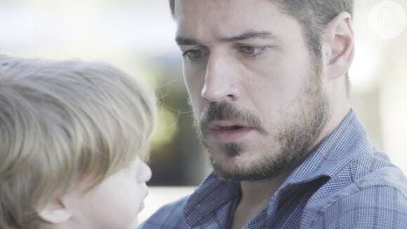 Zeca (Marco Pigossi) fica intrigado com a insinuação de Ritinha (Isis Valverde) sobre Ruyzinho, na novela 'A Força do Querer'