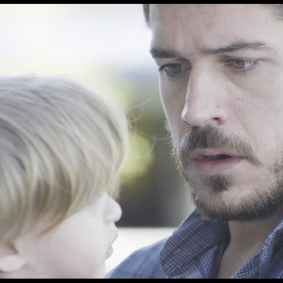 Zeca (Marco Pigossi) fica intrigado com a insinuação de Ritinha (Isis Valverde) sobre Ruyzinho, na novela 'A Força do Querer'