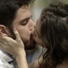 Zeca (Marco Pigossi) beija outra para provocar Jeiza (Paolla Oliveira) na novela 'A Força do Querer'
