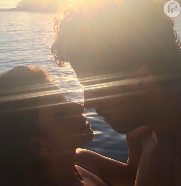 Paula Fernandes e o namorado Thiago Arancam vivem trocando declarações apaixonadas nas redes sociais: 'Te lovo', escreveu o cantor ao homenagear a cantora no Instagram