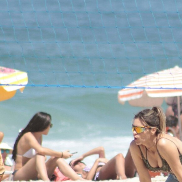 Fernanda Lima jogou vôlei com os amigos durante passeio na praia de Ipanema, na Zona Sul do Rio de Janeiro