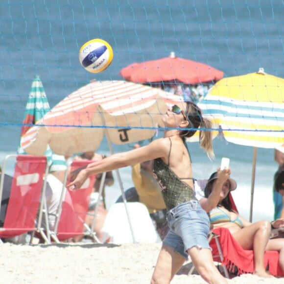 Fernanda Lima jogou vôlei com os amigos durante passeio na praia de Ipanema, na Zona Sul do Rio de Janeiro