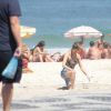 Fernanda Lima jogou vôlei com os amigos durante passeio na praia de Ipanema, na Zona Sul do Rio de Janeiro