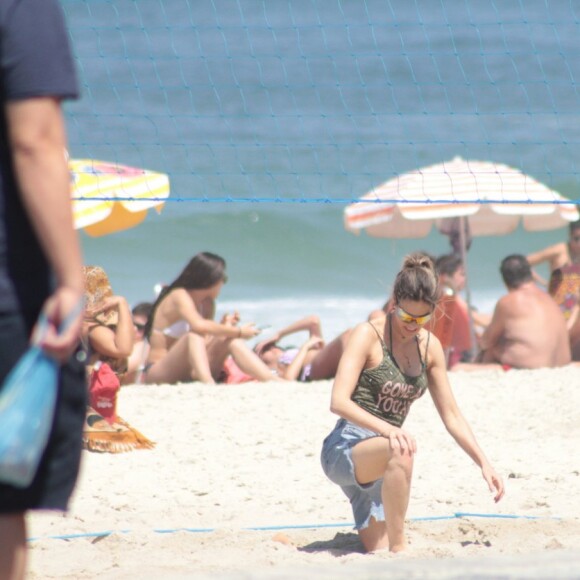 Fernanda Lima jogou vôlei com os amigos durante passeio na praia de Ipanema, na Zona Sul do Rio de Janeiro