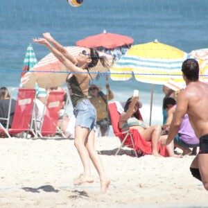 Fernanda Lima jogou vôlei com os amigos durante passeio na praia de Ipanema, na Zona Sul do Rio de Janeiro