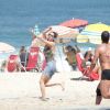 Fernanda Lima jogou vôlei com os amigos durante passeio na praia de Ipanema, na Zona Sul do Rio de Janeiro