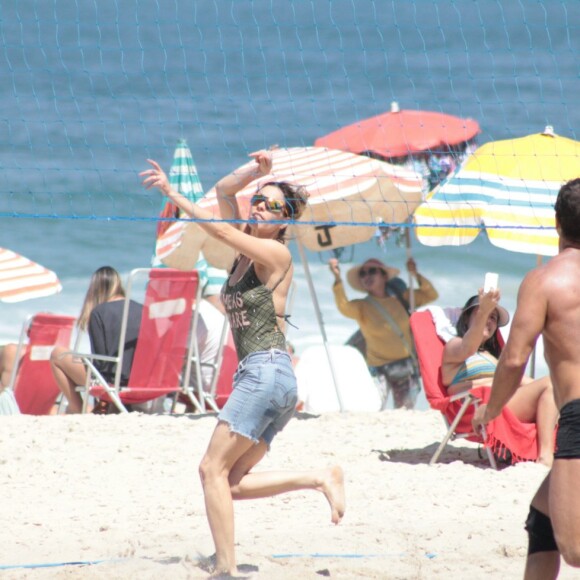 Fernanda Lima jogou vôlei com os amigos durante passeio na praia de Ipanema, na Zona Sul do Rio de Janeiro