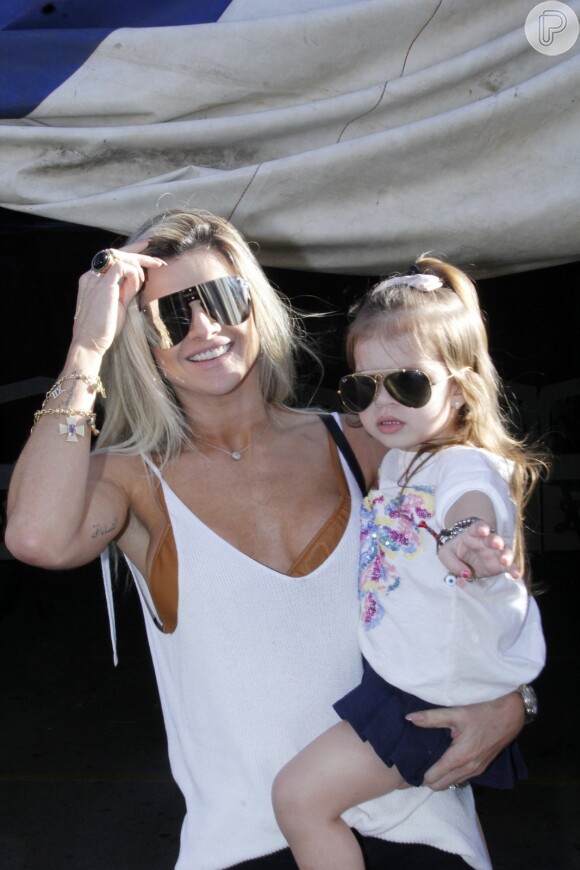Em passeio com a mãe Mirella Santos, Valentina chamou a atenção ao usar óculos escuros estilo aviador