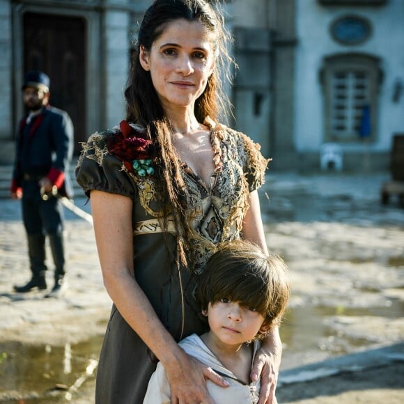 Elvira (Ingrid Guimarães) sai em turnê com sua companhia de teatro e Quinzinho (Théo de Almeida Lopes), no final da novela 'Novo Mundo'