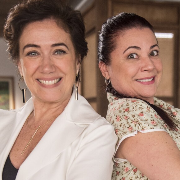 Dita (Karla Karenina) ajuda Silvana (Lilia Cabral) a lidar com o cobrador, na novela 'A Força do Querer'