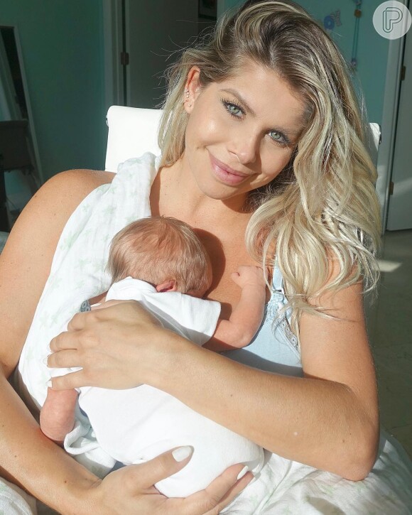 Karina Bacchi está morando nos Estados Unidos, onde seu filho, Enrico, nasceu há 1 mês