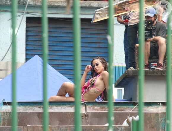 Anitta gravou o clipe do single 'Vai Malandra' em uma favela do Rio de Janeiro