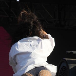 Anitta sensualiza em coreografia