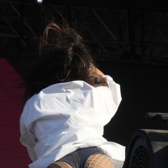 Anitta sensualiza em coreografia