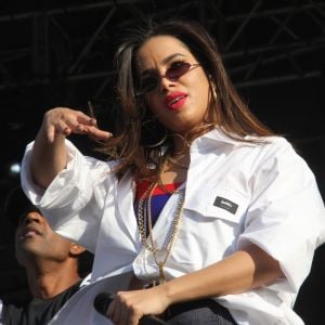 Anitta usa óculos minúsculos e exibe boa forma em show no Rio de Janeiro, em 10 de setembro de 2017