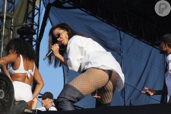 Anitta foi uma das atrações da festa de aniversário de uma rádio carioca