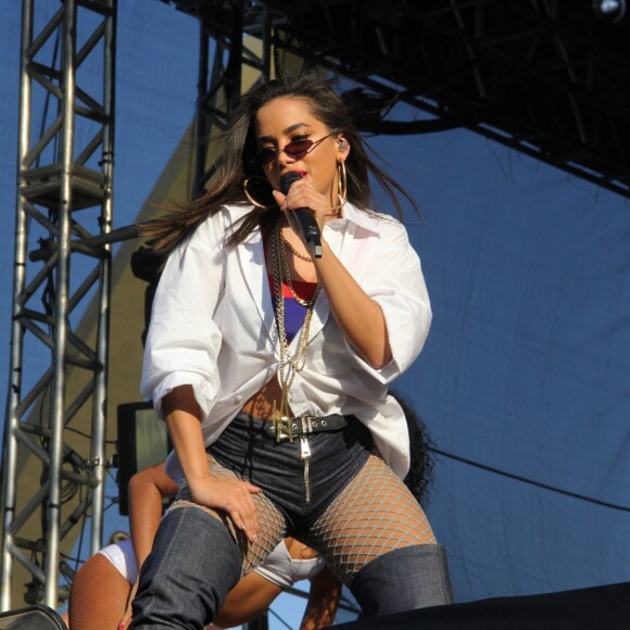 Anitta brincou com o público momentos antes de cantar: 'Achou que eu não ia rebolar minha bunda hoje, né?'