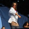 Debaixo de sol forte, Anitta contagiou o público cantando seus sucessos