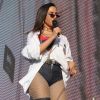 Anitta apostou num look poderoso para cantar para o público da rádio FM O Dia na Apoteose