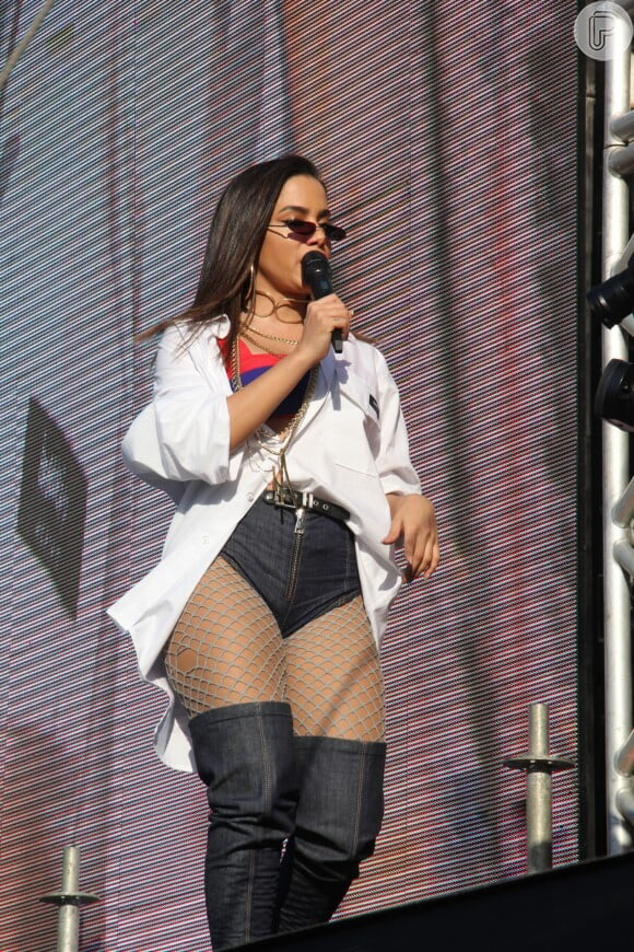 Anitta apostou num look poderoso para cantar para o público da rádio FM O Dia na Apoteose