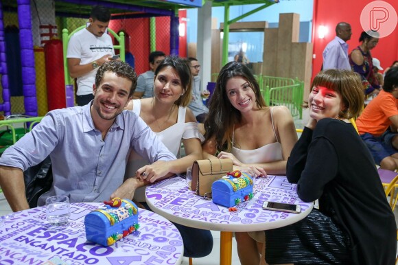Giulia Gayoso e Ricardo Vianna também foram ao chá de bebê do filho de Aline Dias e Rafael Cupello