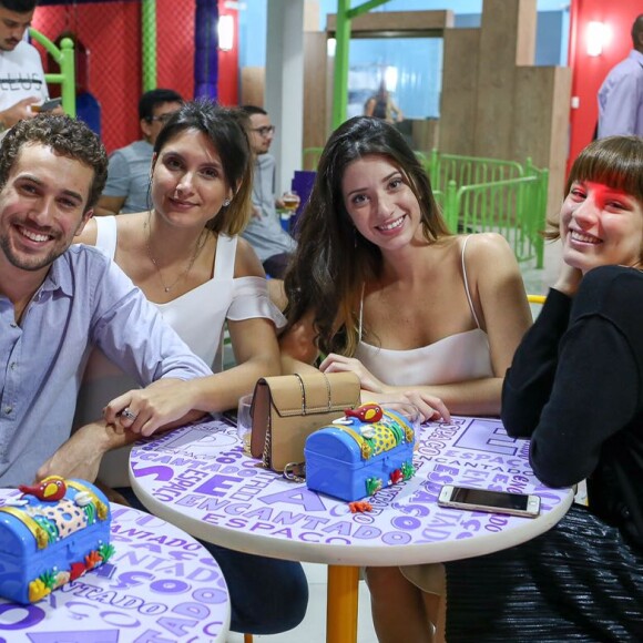 Giulia Gayoso e Ricardo Vianna também foram ao chá de bebê do filho de Aline Dias e Rafael Cupello