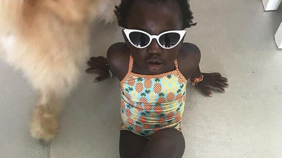 Giovanna Ewbank exibe Títi toda estilosa de maiô: 'Não aguento tanta pose'