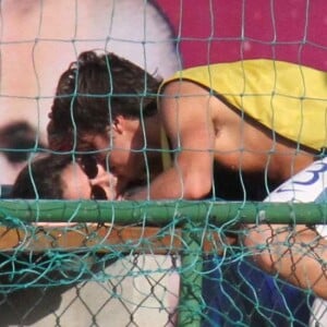 Amanda de Godoi foi vista beijando Francisco Vitti após romper o namoro com o ator em abril de 2017