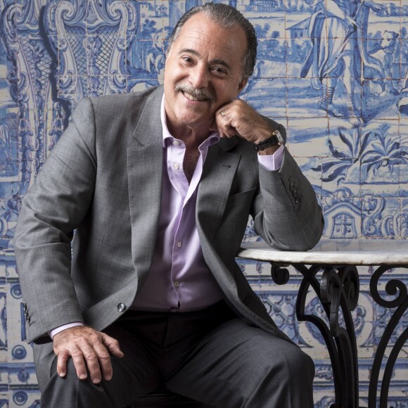 Amanda de Godoi revela fazer perguntas para os atores mais experientes como Tony Ramos: 'Eles são figuras muito importantes na história da dramaturgia, e é incrível ter a oportunidade de estar trocando com eles'