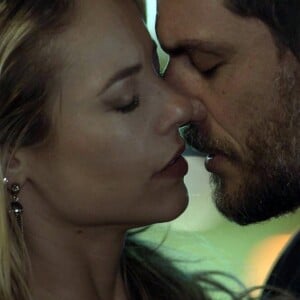 Caio (Rodrigo Lombardi) e Jeiza (Paolla Oliveira) estão namorando, na novela 'A Força do Querer'