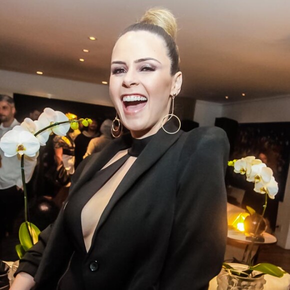 Ex-BBB Ana Paula Renault negou que esteja namorando o empresário Mohamed Ibrahim nesta segunda-feira, 11 de setembro de 2017