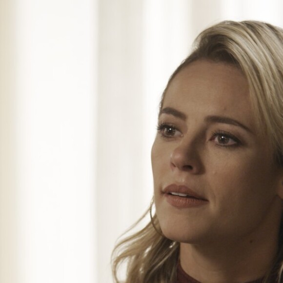 Jeiza (Paolla Oliveira) fica chocada quando a mãe lhe conta que Caio (Rodrigo Lombardi) e Bbi (Juliana Paes) foram noivos, na novela 'A Força do Querer'