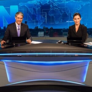 William Bonner não levantou durante o 'Jornal Nacional' desta segunda-feira