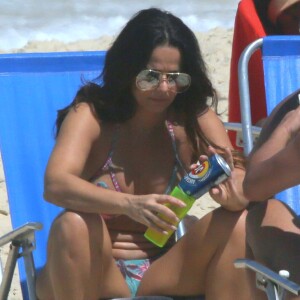 Acompanhada de amigos, Viviane Araujo tomou cerveja em praia do Rio