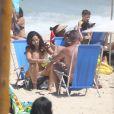 Na praia, Viviane Araujo conversou com amigos que a acompanhavam