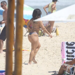 De biquíni, Viviane Araujo mostrou suas curvas ao tomar sol em praia carioca