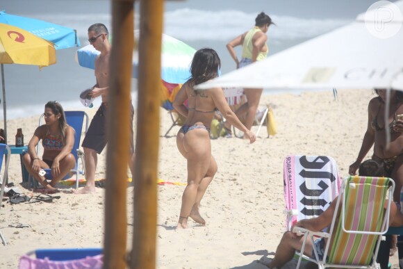De biquíni, Viviane Araujo mostrou suas curvas ao tomar sol em praia carioca