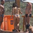 Viviane Araujo retocou o bronzeado e mostrou suas curvas em praia do Rio