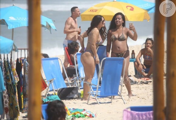 Viviane Araujo foi tietada por fãs em praia do Rio nesta terça-feira, 12 de setembro de 2017