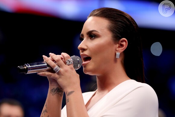 Demi Lovato, sóbria há seis anos, segue tratando de sua mente para combater o vício: 'Consulto um terapeuta duas vezes por semana'